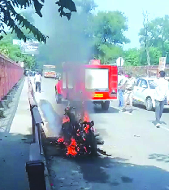 जलती हुई बाइकं