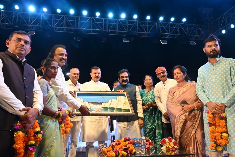 जबलपुर में नर्मदा महोत्सव की तस्वीर