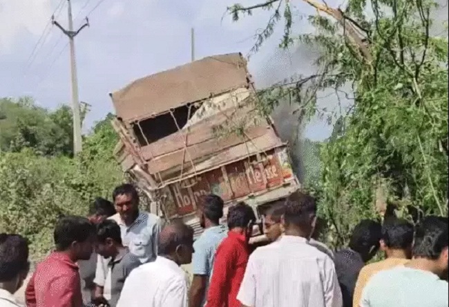 हादसे के बाद की तस्वीर हादसे के बाद की तस्वीर