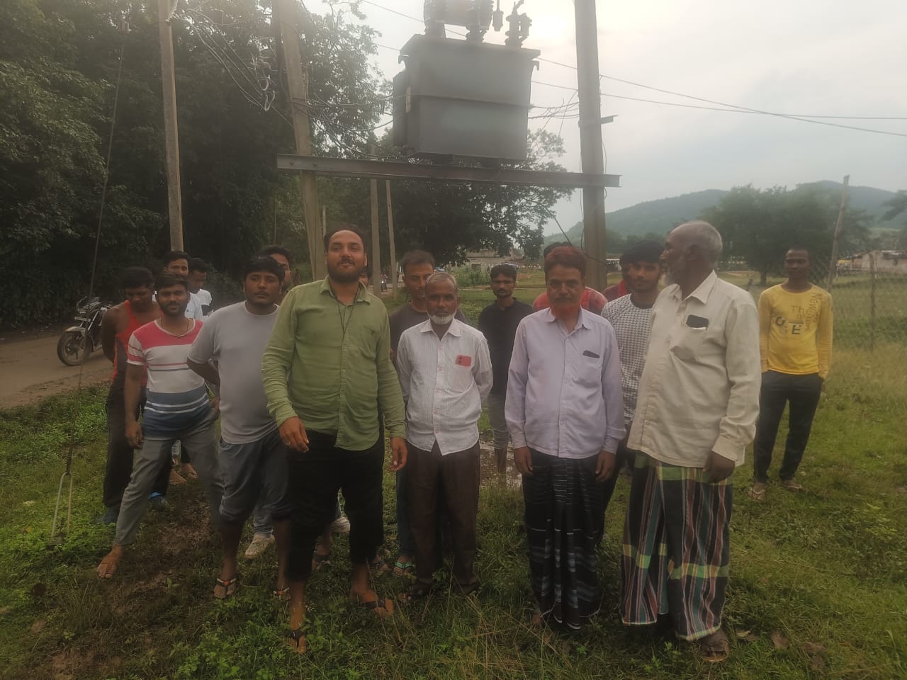 आक्रोशित ग्रामीणों की तस्वीर