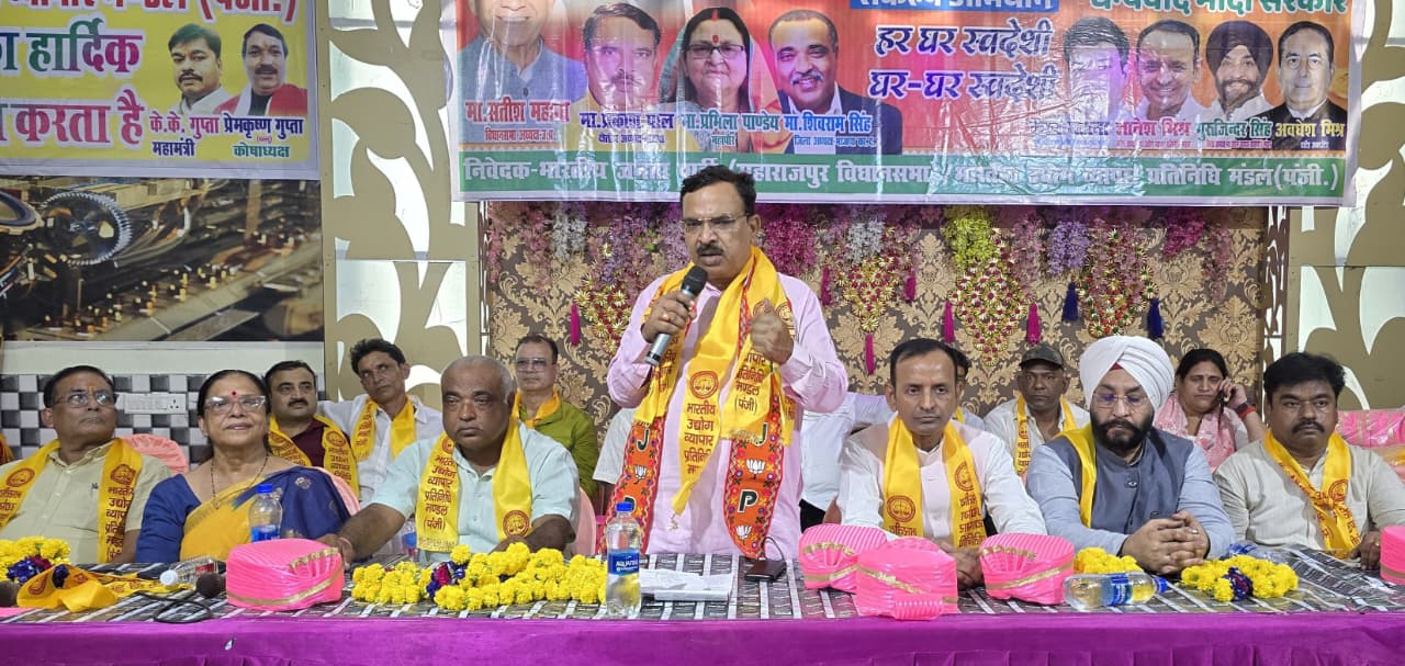 सम्मलेन में आये हुए लोगों को संबोधित करते प्रकाश पाल व अन्य का छायाचित्र