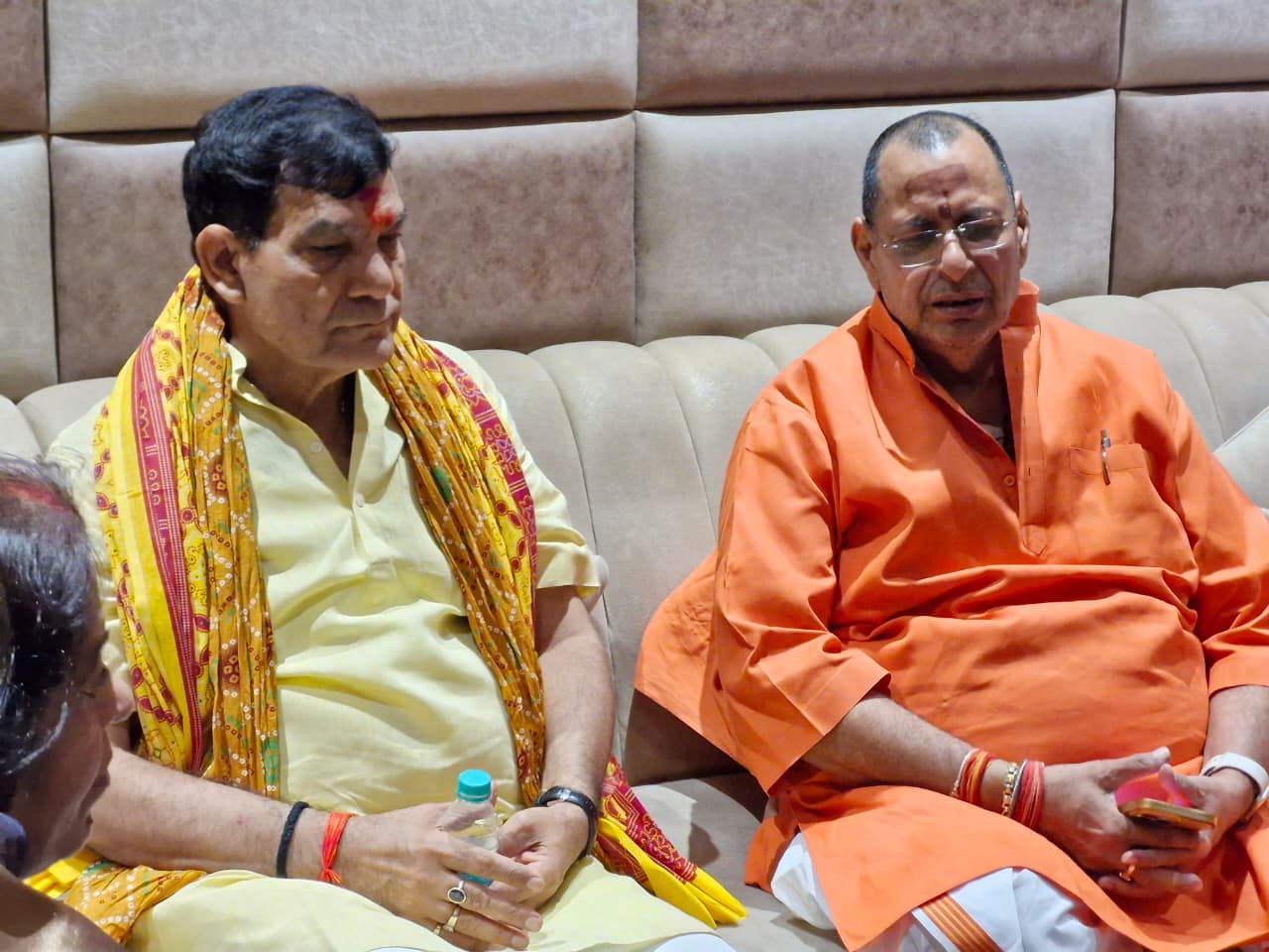 अधिकारियों के साथ समीक्षा बैठक करते मंत्री एके शर्मा साथ में विधायक रत्नाकर मिश्र अधिकारियों के साथ समीक्षा बैठक करते मंत्री एके शर्मा साथ में विधायक रत्नाकर मिश्र