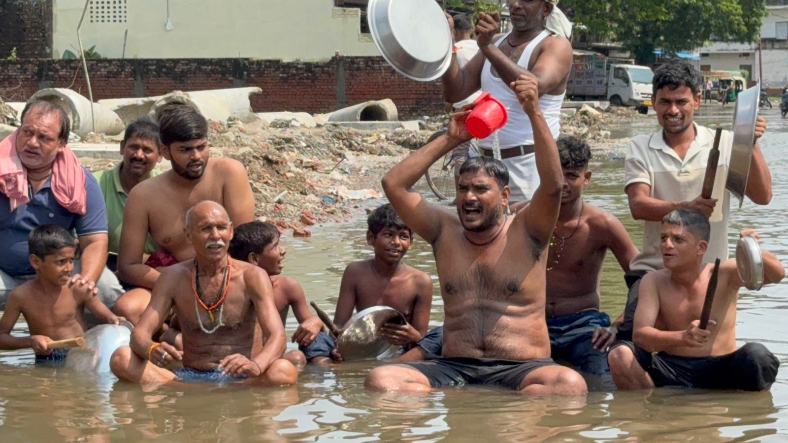 रविदास मार्ग पर थरिया-लोटा-घंटा बजाकर प्रदर्शन
