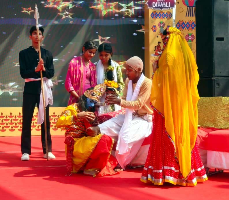 भगवान श्रीकृष्ण-सुदामा की प्रस्तुति देते कलाकार भगवान श्रीकृष्ण-सुदामा की प्रस्तुति देते कलाकार