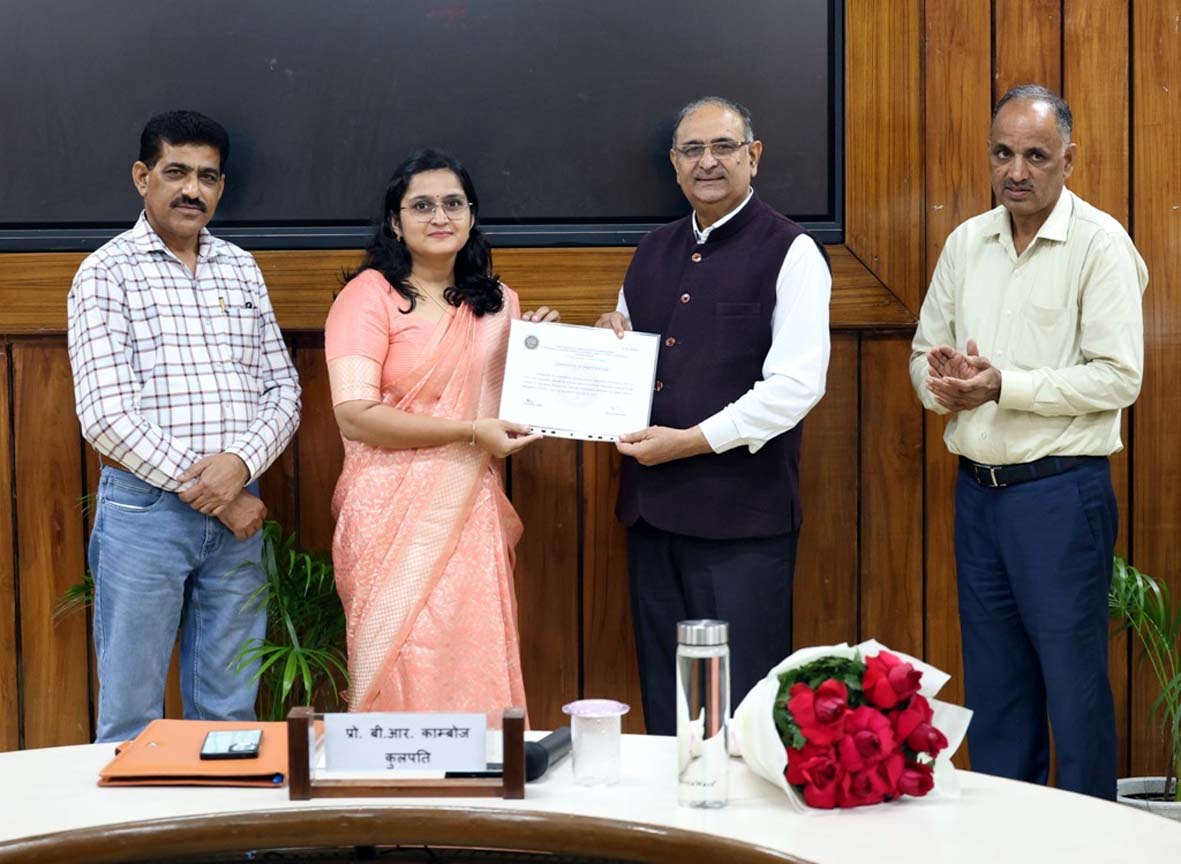 कुलपति प्रो. बीआर कम्बोज प्रतिभागियों को प्रमाण-पत्र वितरित करते हुए।