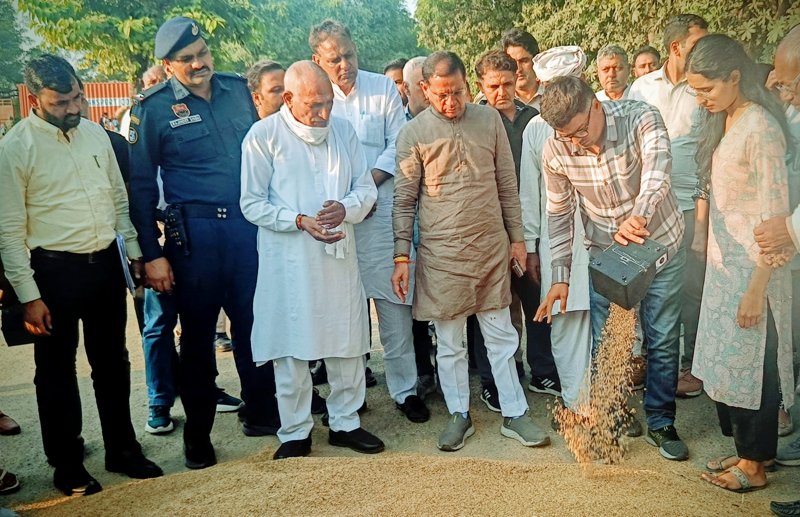 पानीपत अनाज मंडी में आई धान को देखते खाद्य एवं आपूर्ति मंत्री राजेश नागर