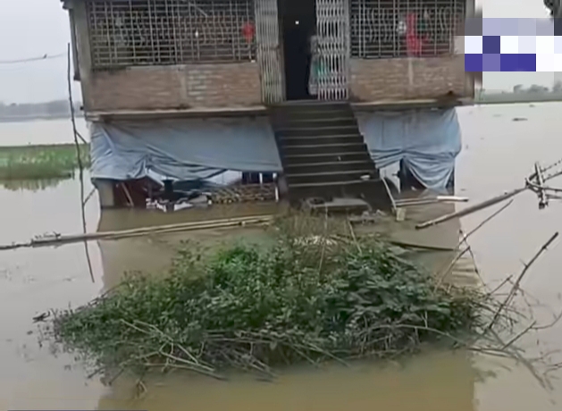 घर डूब गया बाढ़में