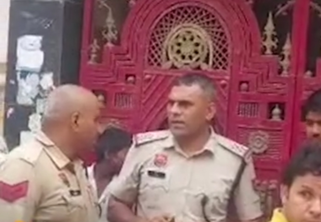 युवक की हत्या के मामले में जांच पड़ताल करती पुलिस टीम