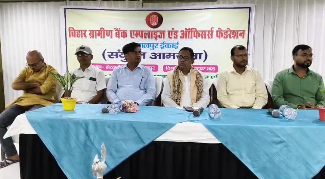 मंच पर मौजूद अतिथि मंच पर मौजूद अतिथि