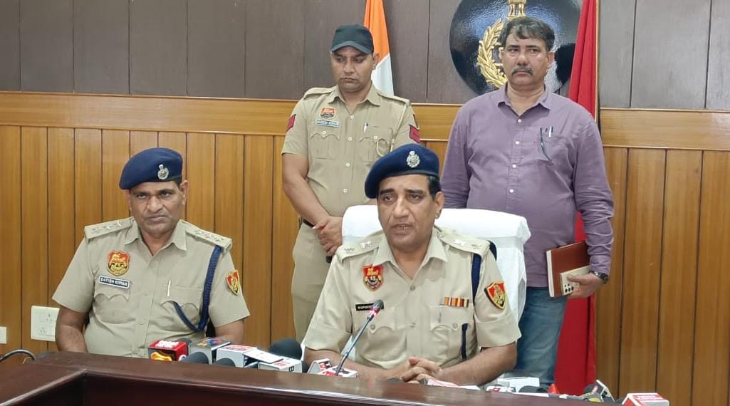 हत्या की गुत्थी को सुलझाने के मामले में पत्रकारों से वार्ता करते पुलिस अधीक्षक भूपेंद्र सिंह