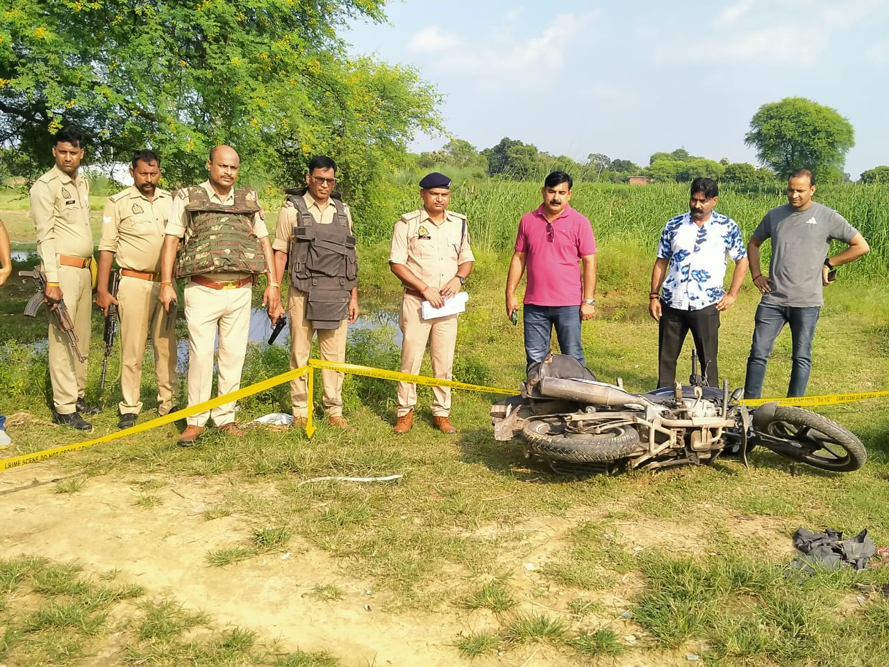 पुलिस मुठभेड़ में गिरफ्तार दो इनामी लुटेरे।