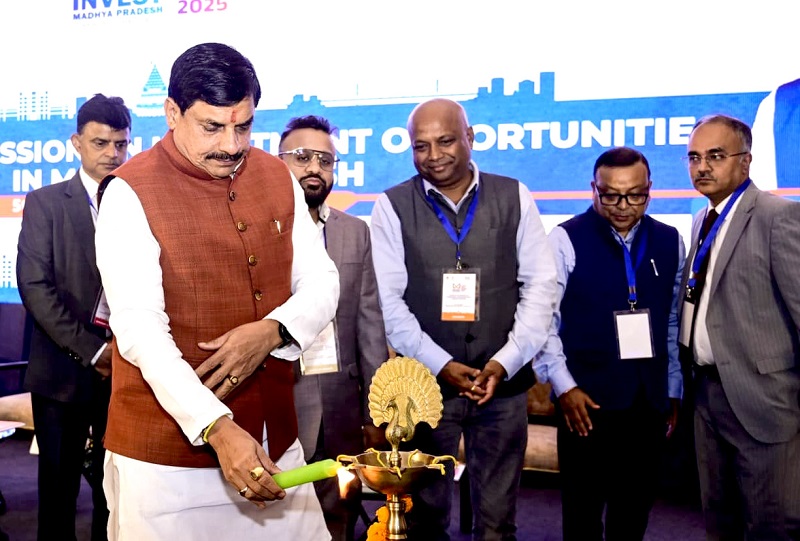 गुवाहाटी में 'इन्टरेक्टिव सेशन ऑन इन्वेस्टमेंट अर्पोच्यूनिटीज इन मध्य प्रदेश' को संबोधित करते हुए