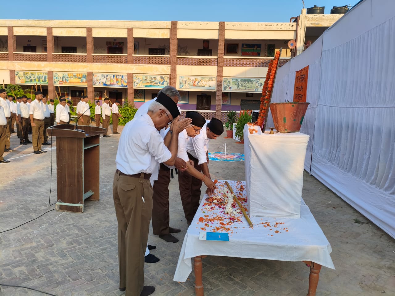 शस्त्र पूजा करते हुए कार्यकर्ता।