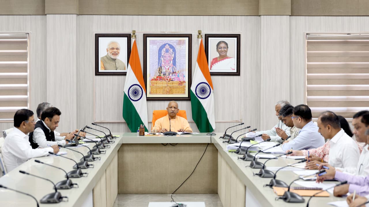 राज्य कर विभाग की राजस्व प्राप्तियों की समीक्षा करते मुख्यमंत्री योगी एवं अधिकारीगण