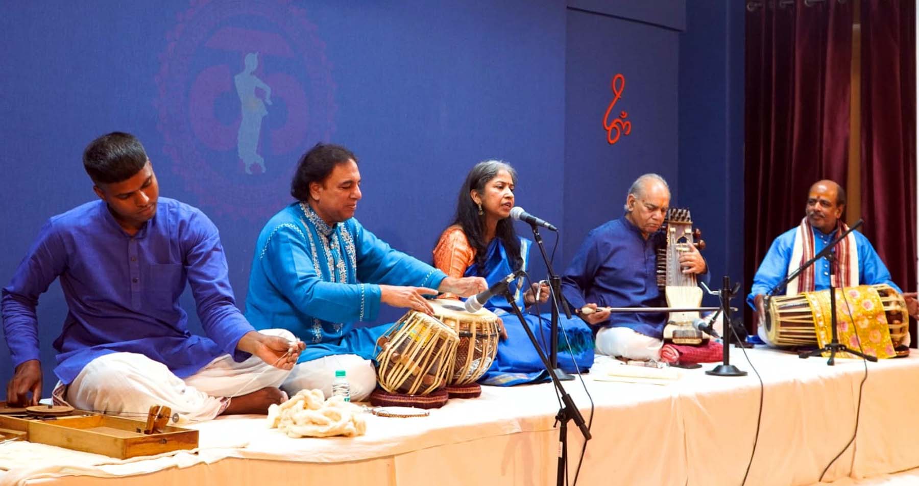 गुरुग्राम के चिन्मय ऑडिटोरियम में आयोजित संगीत संध्या में प्रस्तुति देते कलाकार।