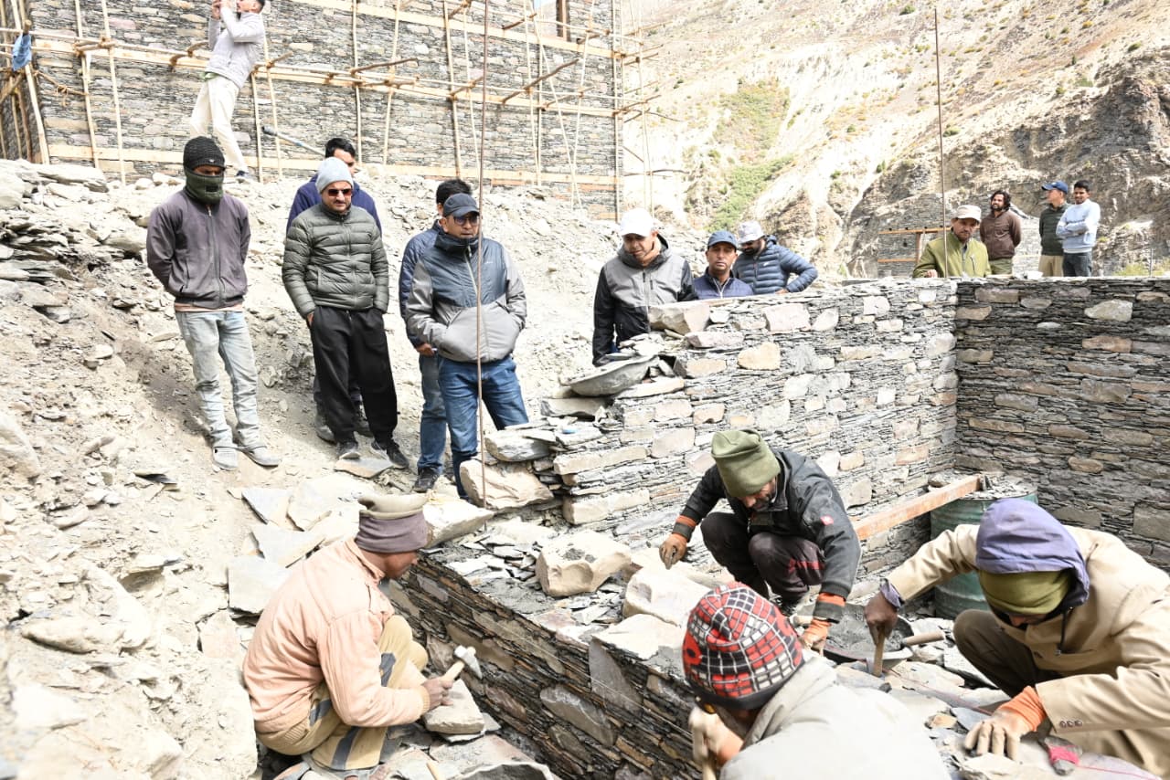 भारत चीन सीमा पर जादूंग में होम स्टे के निमार्णाधीन भवनों का निरीक्षण करते डीएम