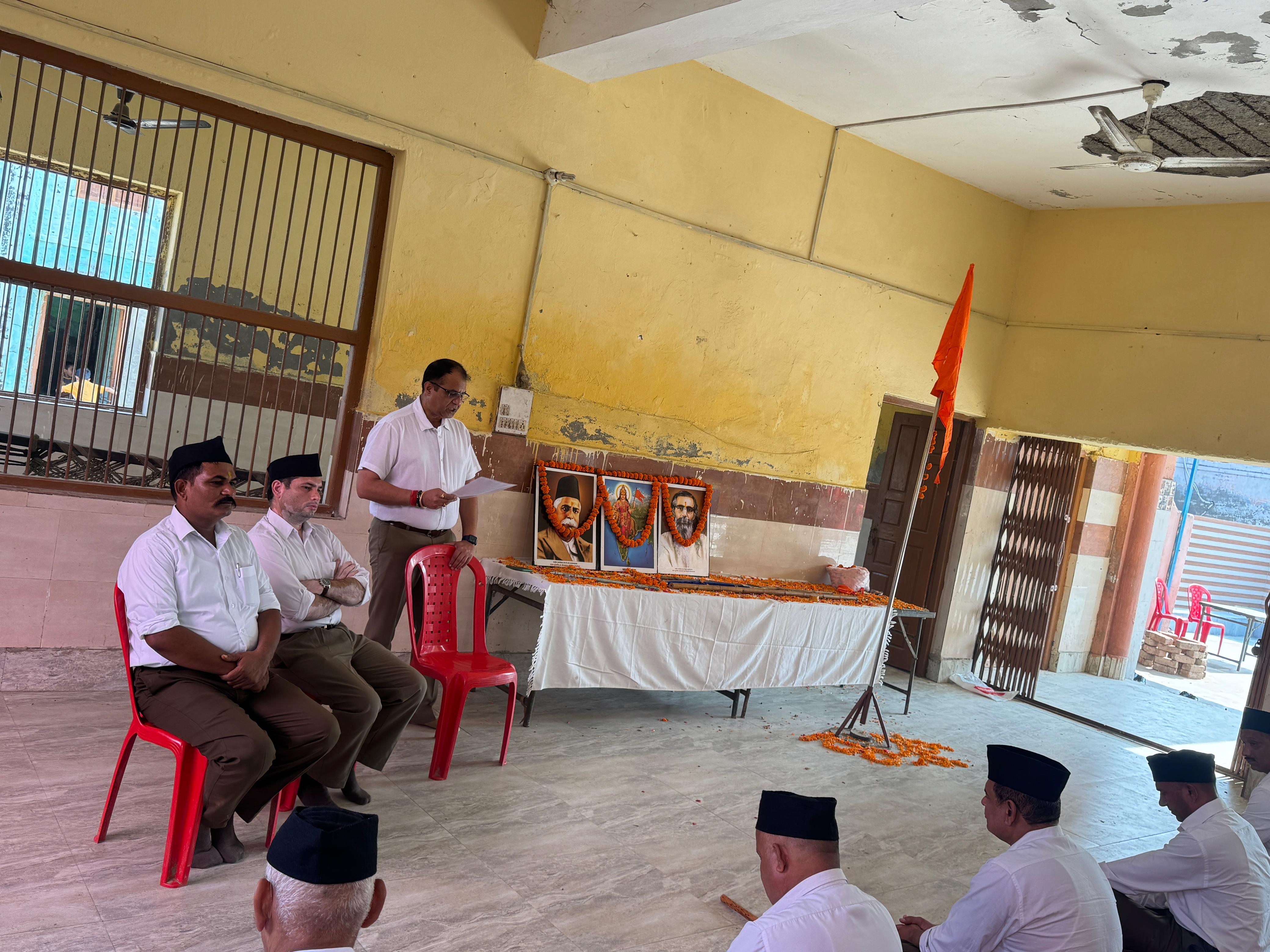 सरदार पटेल उपनगर कार्यक्रम मैं स्वयंसेवकों को पथ संचलन की व्यवस्था के बारे में समझाते संघ के अधिकारी