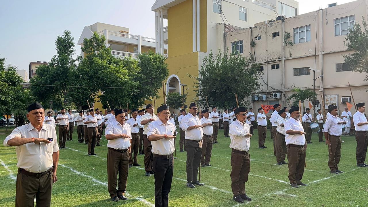 राष्ट्रीय स्वयंसेवक संघ के कार्यकर्ता कार्यक्रम में हिस्सा लेते हुए