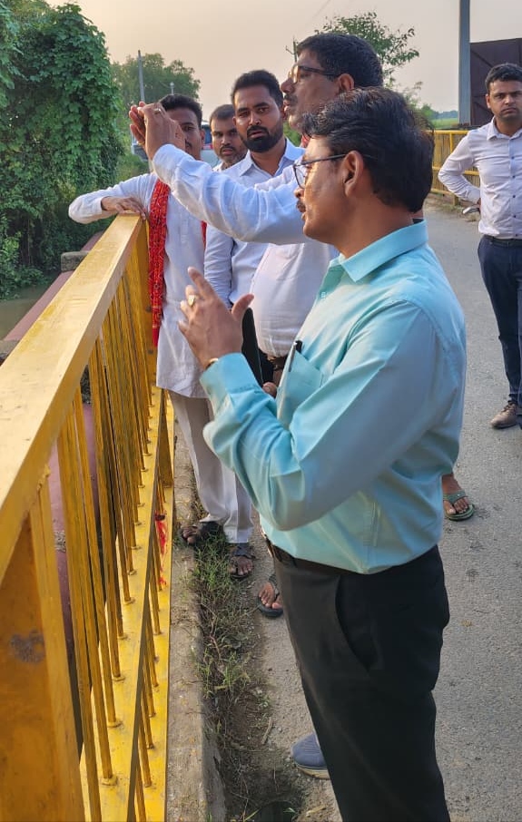 बहुआर गांव में स्थापित रेगुलेटर को देखते हुए चीफ अभियंता बहुआर गांव में स्थापित रेगुलेटर को देखते हुए चीफ अभियंता