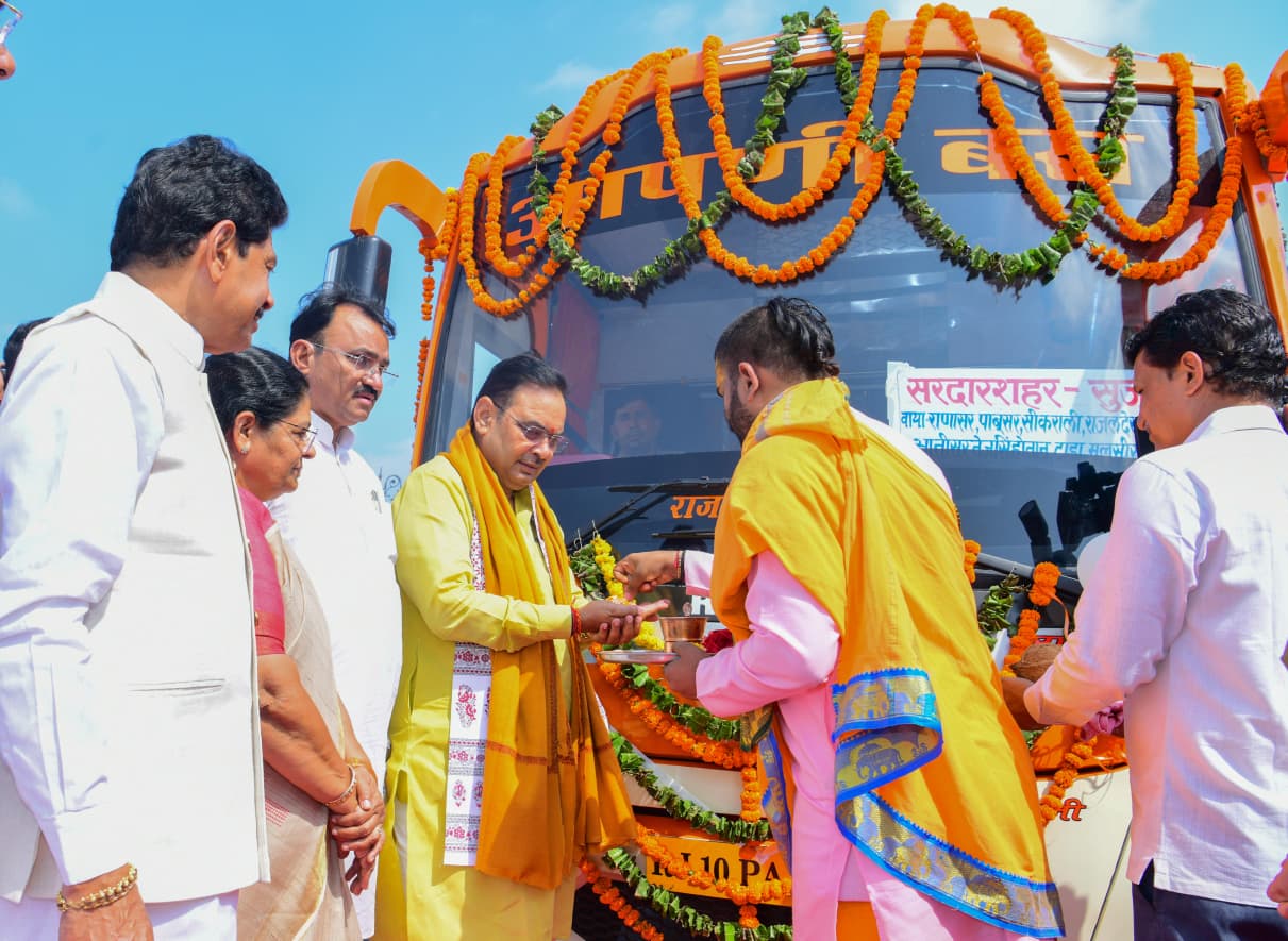 रोड़वेज बस की पूजा करते हुए सीएम शर्मा।