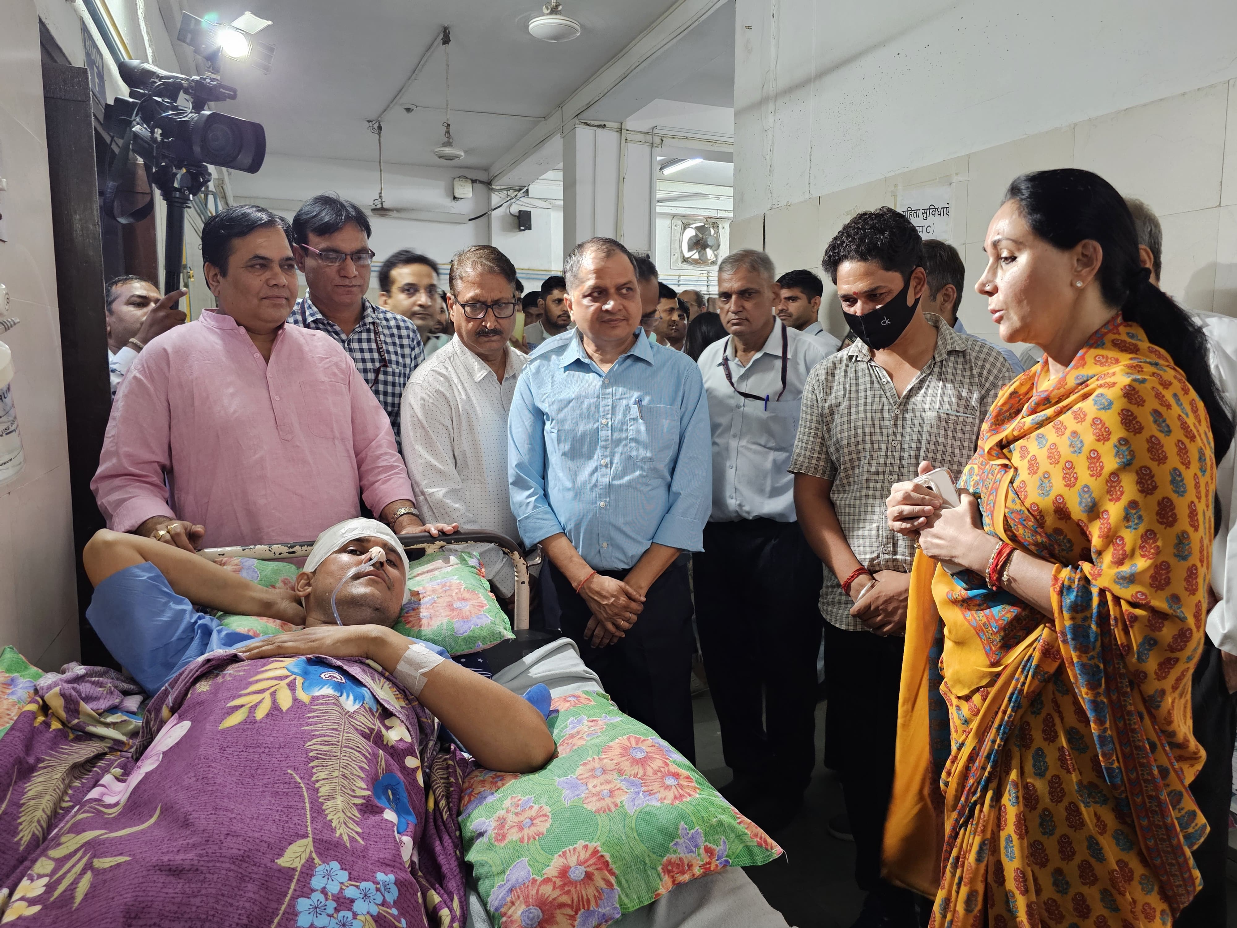 उपमुख्यमंत्री दीया कुमारी एसएमएस अस्पताल पहुंच घायलों से मुलाकात कर दिए चिकित्सकों को निर्देश
