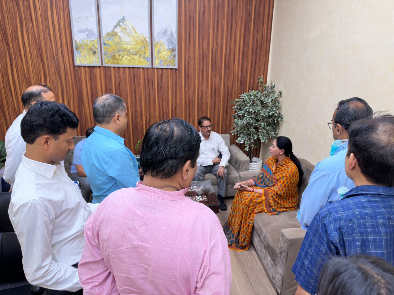 उपमुख्यमंत्री दीया कुमारी एसएमएस अस्पताल पहुंच घायलों से मुलाकात कर दिए चिकित्सकों को निर्देश