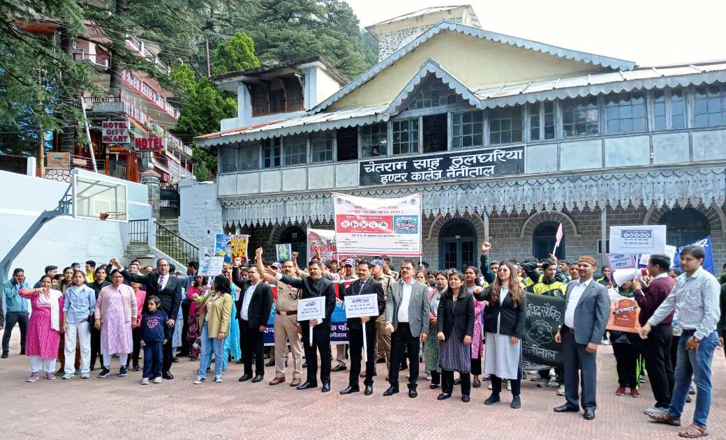 नशे के खिलाफ रैली में जागरूकता नारे लगाते न्यायाधीश एवं पुलिस के अधिकारी आदि।
