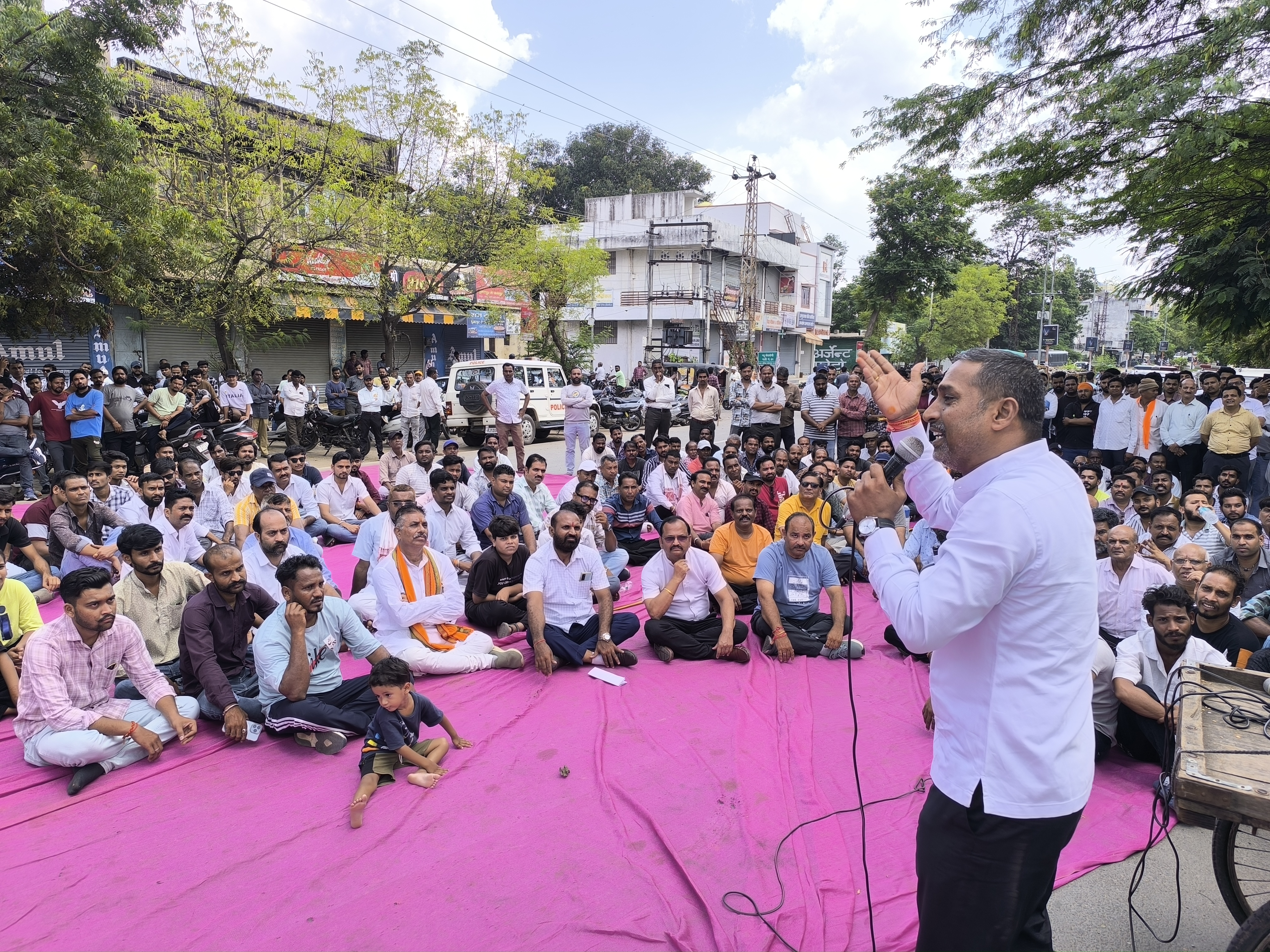 आम सभा को सम्बोधित करते भाजपा विधायक प्रत्याक्षी बंशीलाल कटारा
