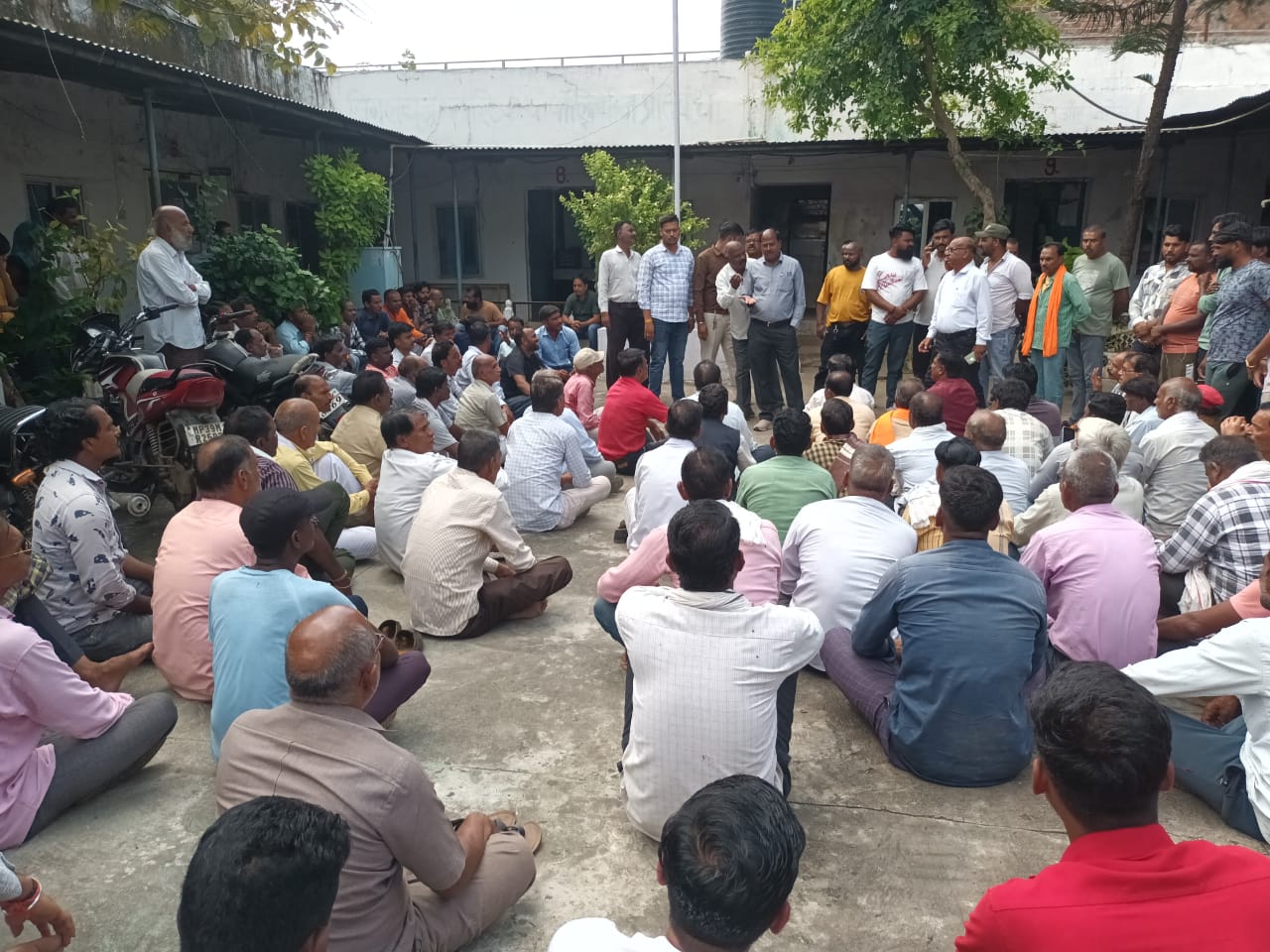 कर्मियों ने किया प्रदर्शन, सीएमओ ने दिया आश्वासन