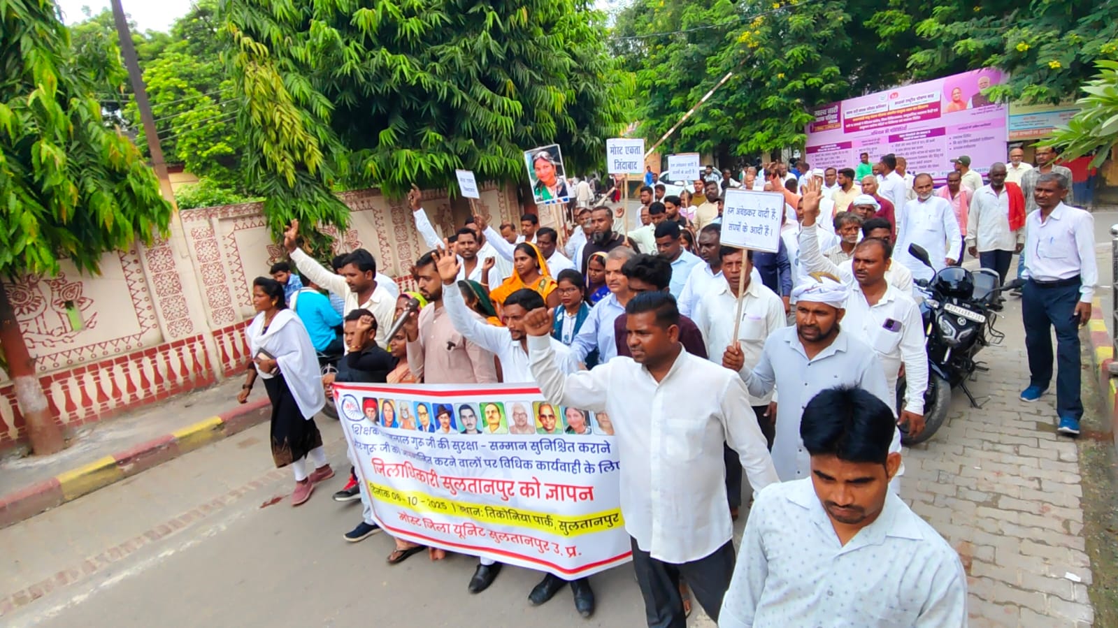 विधायक के खिलाफ  प्रदर्शन