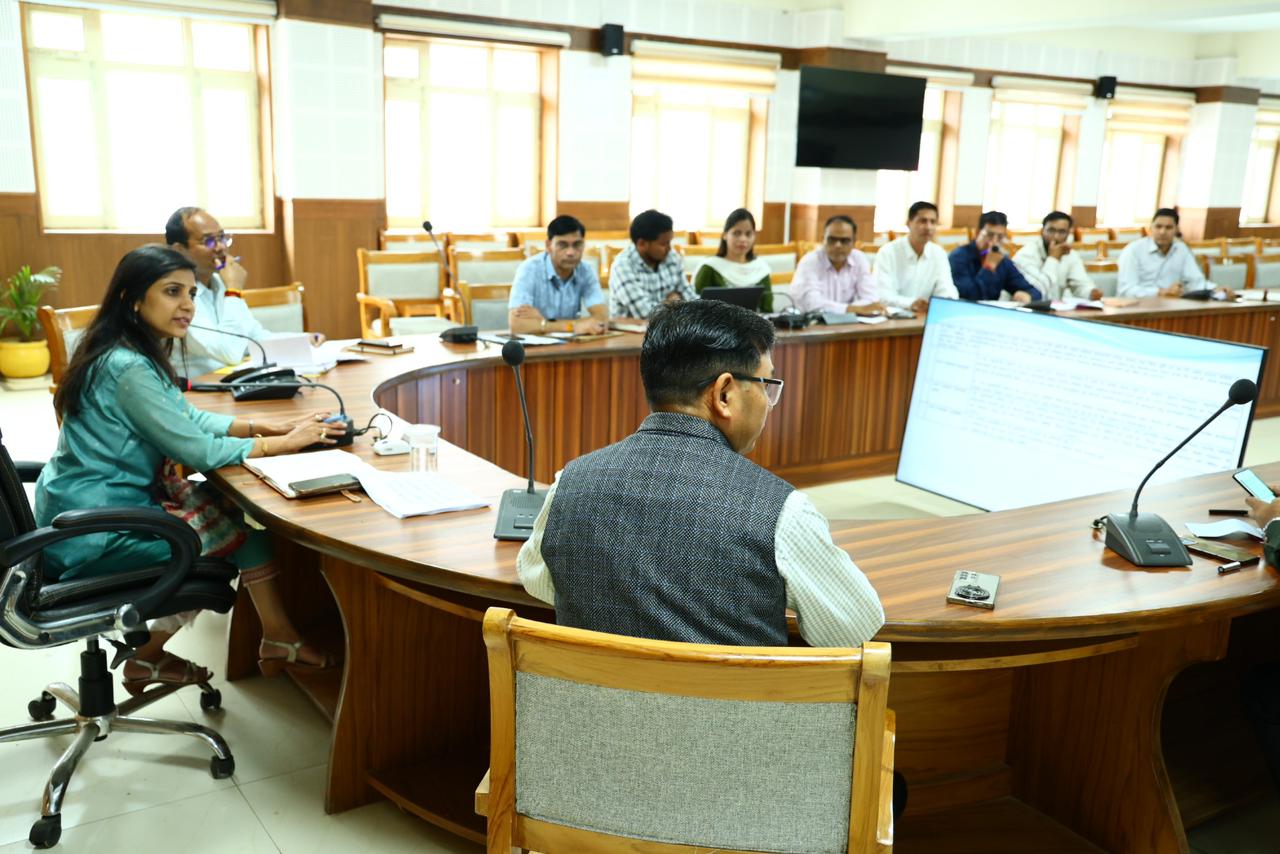 जिला सभागार में विभिन्न मुद्दों पर अधिकारियों के साथ समीक्षा बैठक लेती जिलाधिकारी