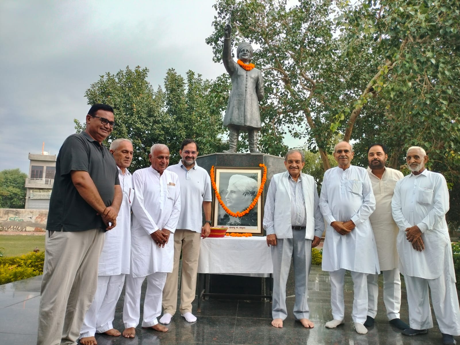 नरवाना के छोटूराम पार्क में सर छोटूराम की प्रतिमा पर माल्र्यापण के बाद पूर्व केंद्रीय मंत्री बीरेंद्र सिंह, पूर्व सांसद बृजेंद्र सिंह एवं अन्य।