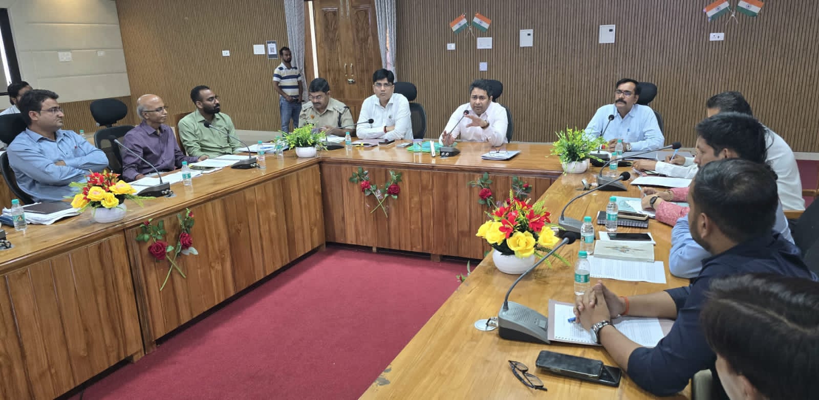 बैठक में अधिकारियों को निर्देशित करते जिलाधिकारी बैठक में अधिकारियों को निर्देशित करते जिलाधिकारी
