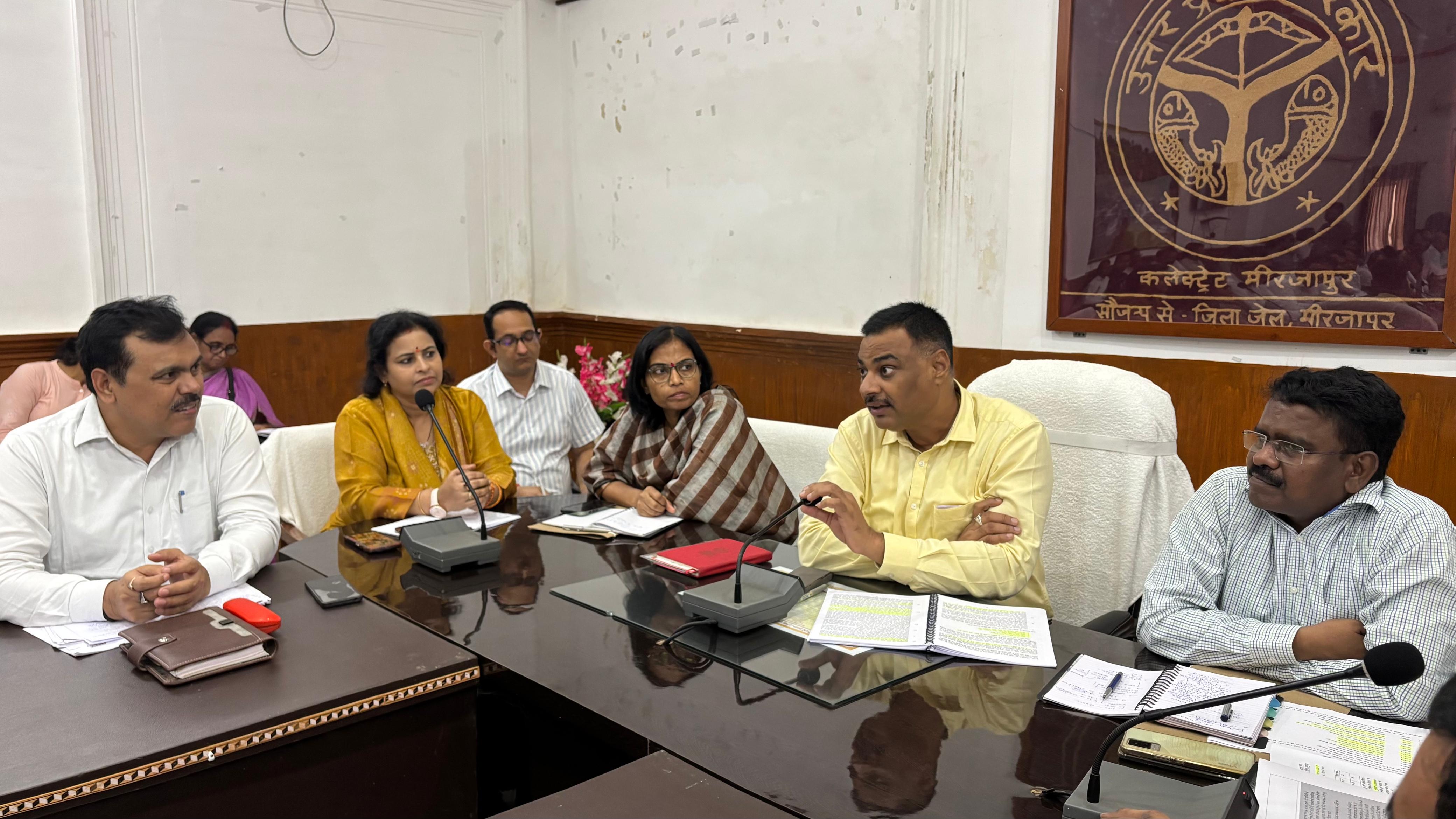 कलेक्ट्रेट सभागार में परीक्षा केंद्र व्यवस्थापकों और प्राचार्यों के साथ बैठक कर तैयारियों की समीक्षा करते डीएम पवन कुमार गंगवार। कलेक्ट्रेट सभागार में परीक्षा केंद्र व्यवस्थापकों और प्राचार्यों के साथ बैठक कर तैयारियों की समीक्षा करते डीएम पवन कुमार गंगवार।