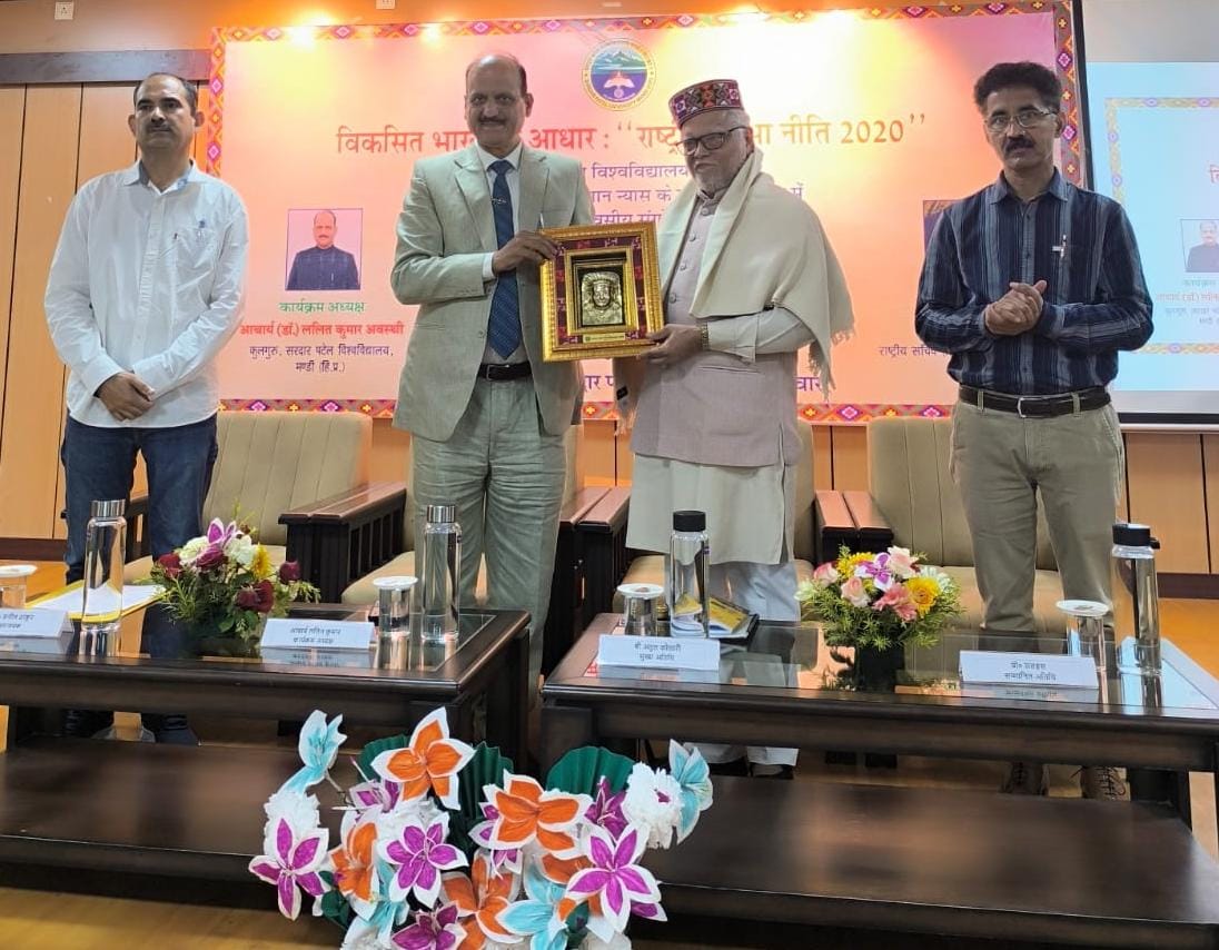 मुख्यअतिथि को स्मृति चिन्ह भेंट करते हुए।