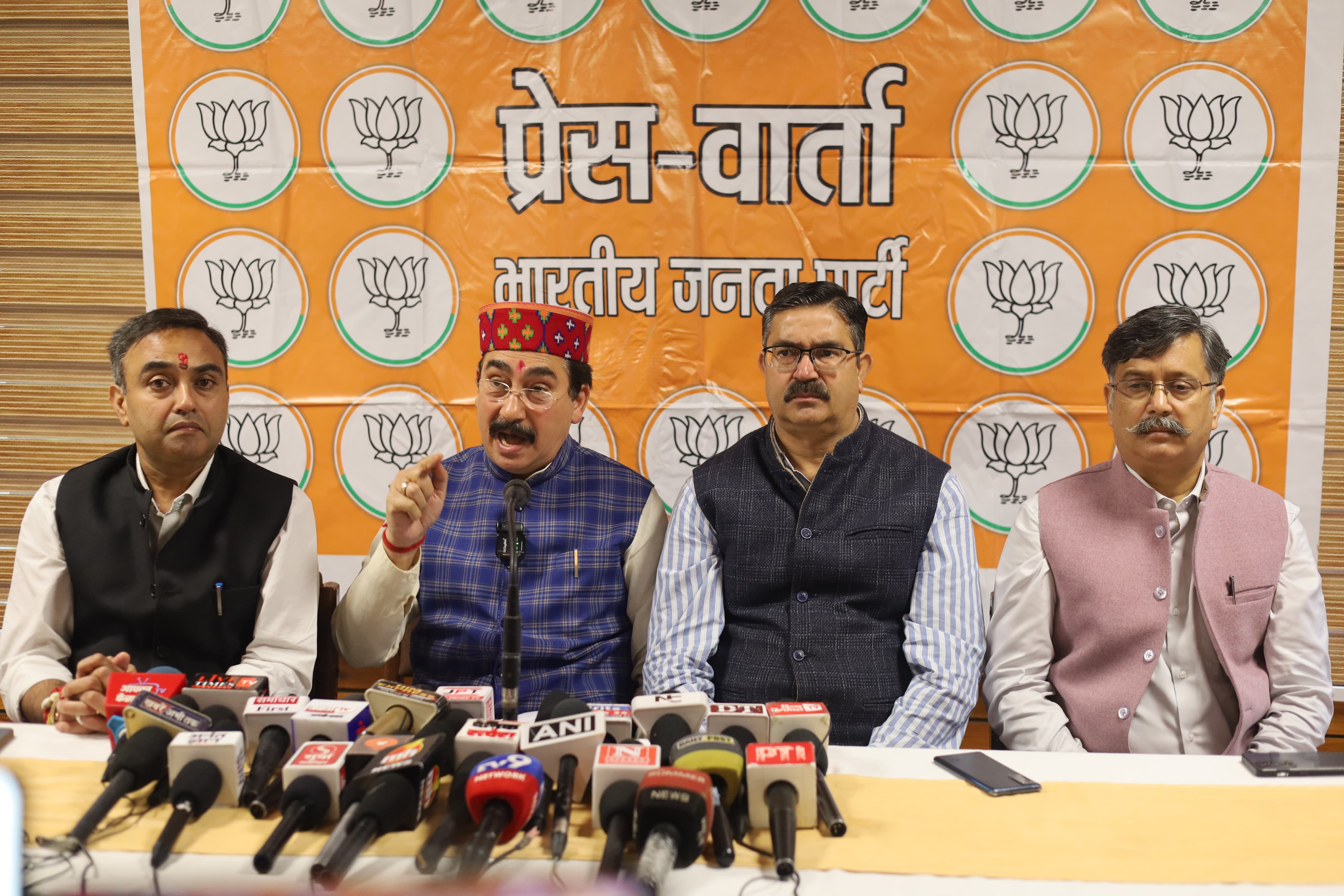 पत्रकार वार्ता को संबोधित करते हुए भाजपा नेता विपिन परमार। पत्रकार वार्ता को संबोधित करते हुए भाजपा नेता विपिन परमार।