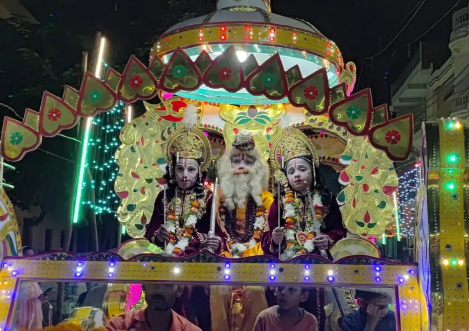 श्रीराम व माता सीता की भव्य झांकी। श्रीराम व माता सीता की भव्य झांकी।