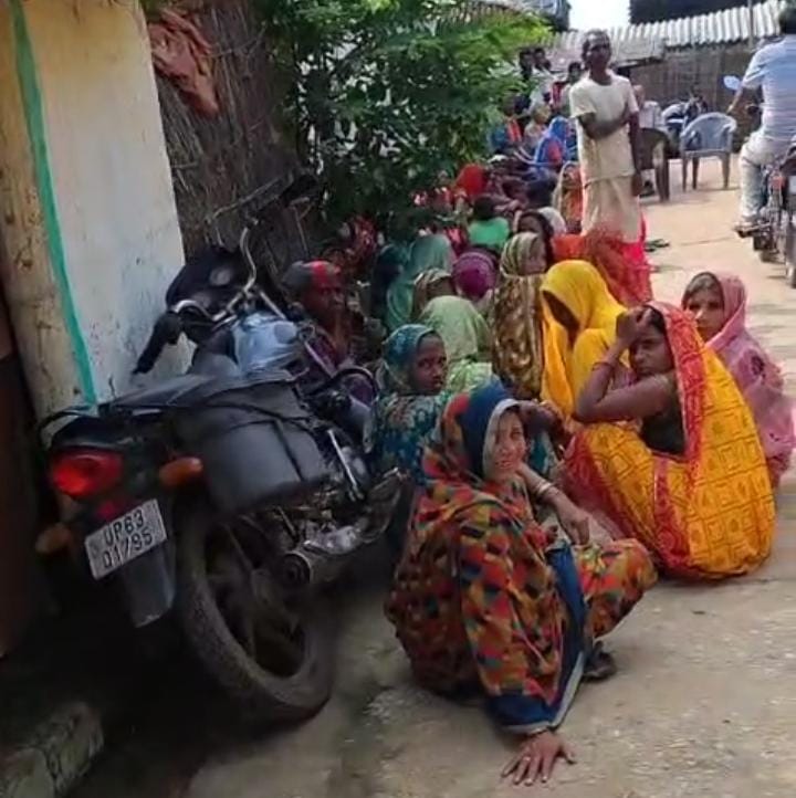 मृतक के घर पर मातम मनाते परिजन व पडोसी।
