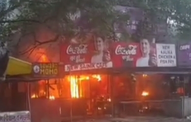 छावनी क्षेत्र के रेस्टोरेंट में आग (वीडियो से ली गई फोटो)