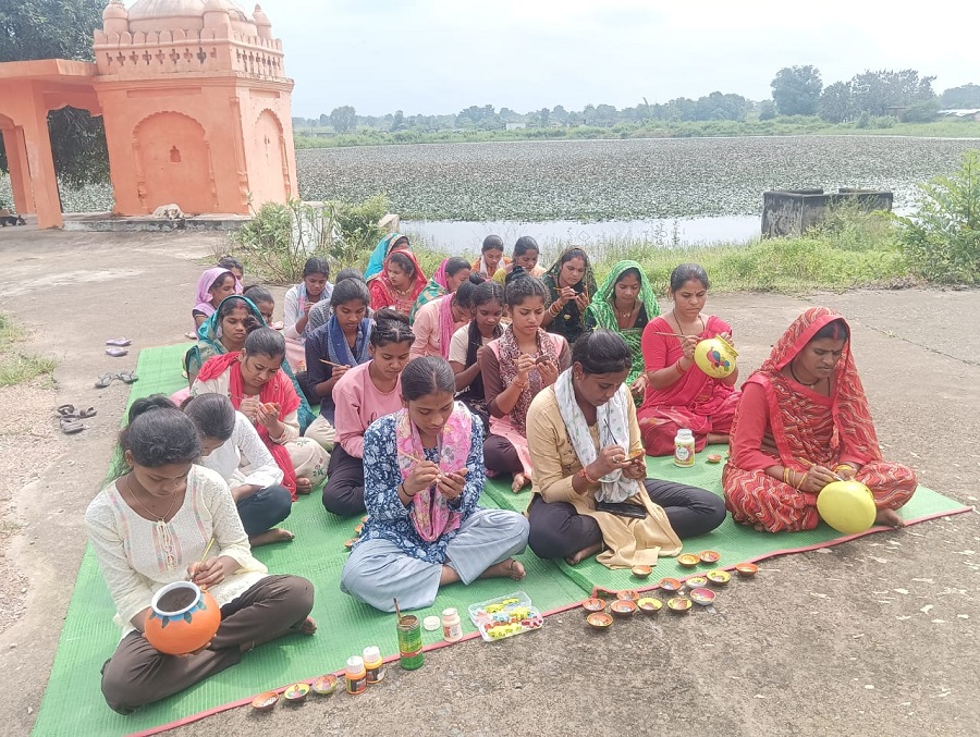 मप्र के मंडला जिले की जनजातीय महिलाएं गौड़ी चित्रकारी से सजा रहीं दीये, कलश और पूजा थालियां