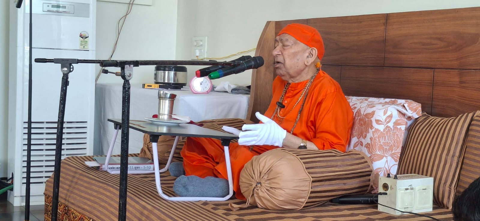 Swami Ramswaroop Yoga Acharya Ji gave detailed information on the importance, relevance and various aspects of the four Vedas.