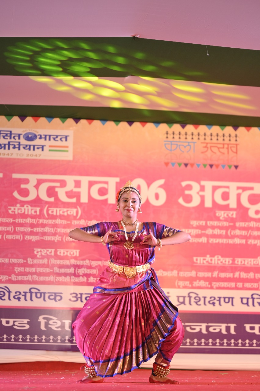 कार्यक्रम में नृत्‍य प्रस्‍तुत करती कलाकार