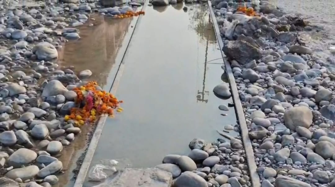 गंगा में दिखती रेल की पटरी