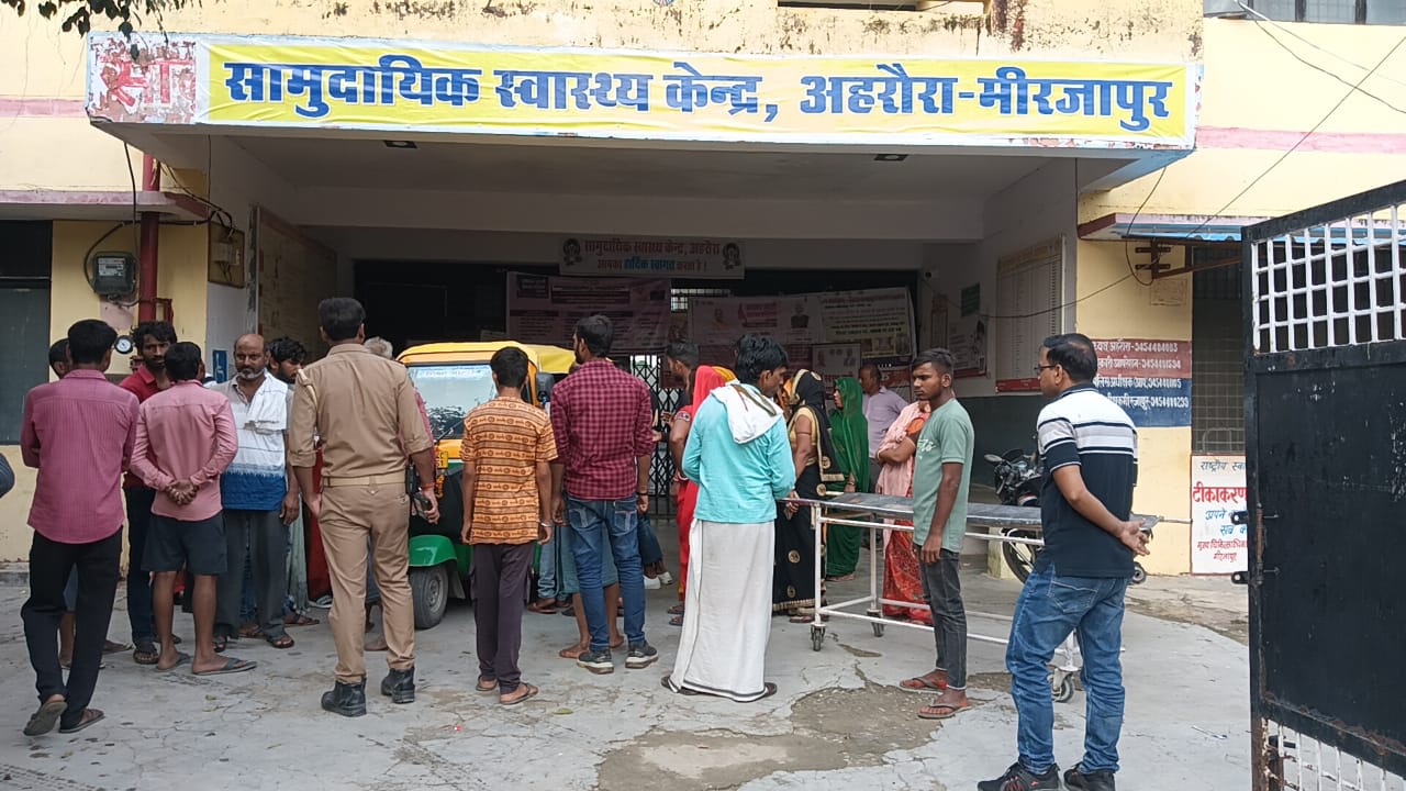 सामुदायिक स्वास्थ्य केंद्र, अहरौरा पर जुटे परिजन।