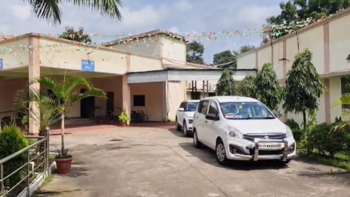 रायपुर के माना स्थित समाज कल्याण विभाग के दफ्तर के खड़ी सीबीआई के अधिकारियों की कार