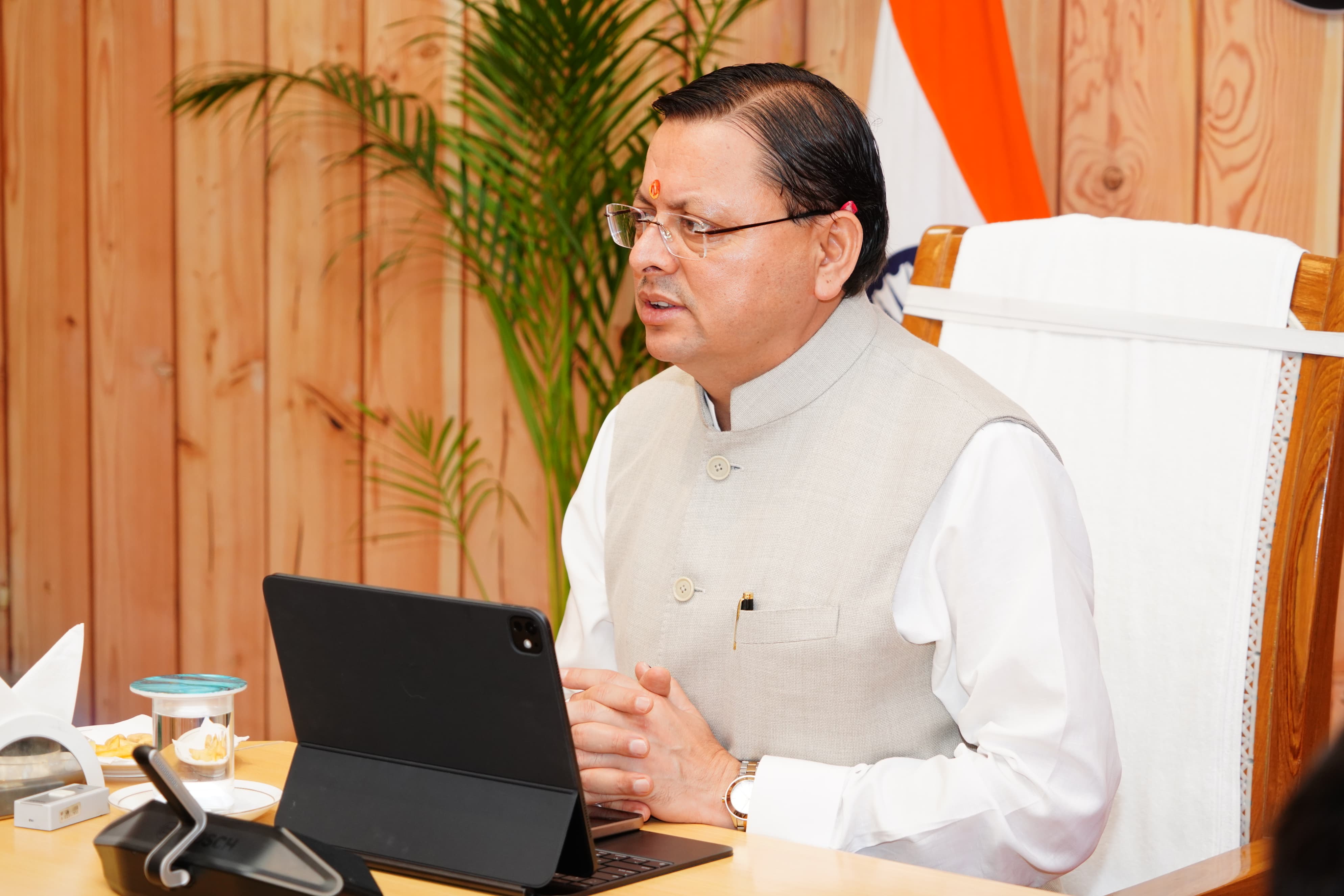 मुख्यमंत्री पुष्कर सिंह धामी मुख्यमंत्री आवास  में खेल विभाग की समीक्षा बैठक करते।