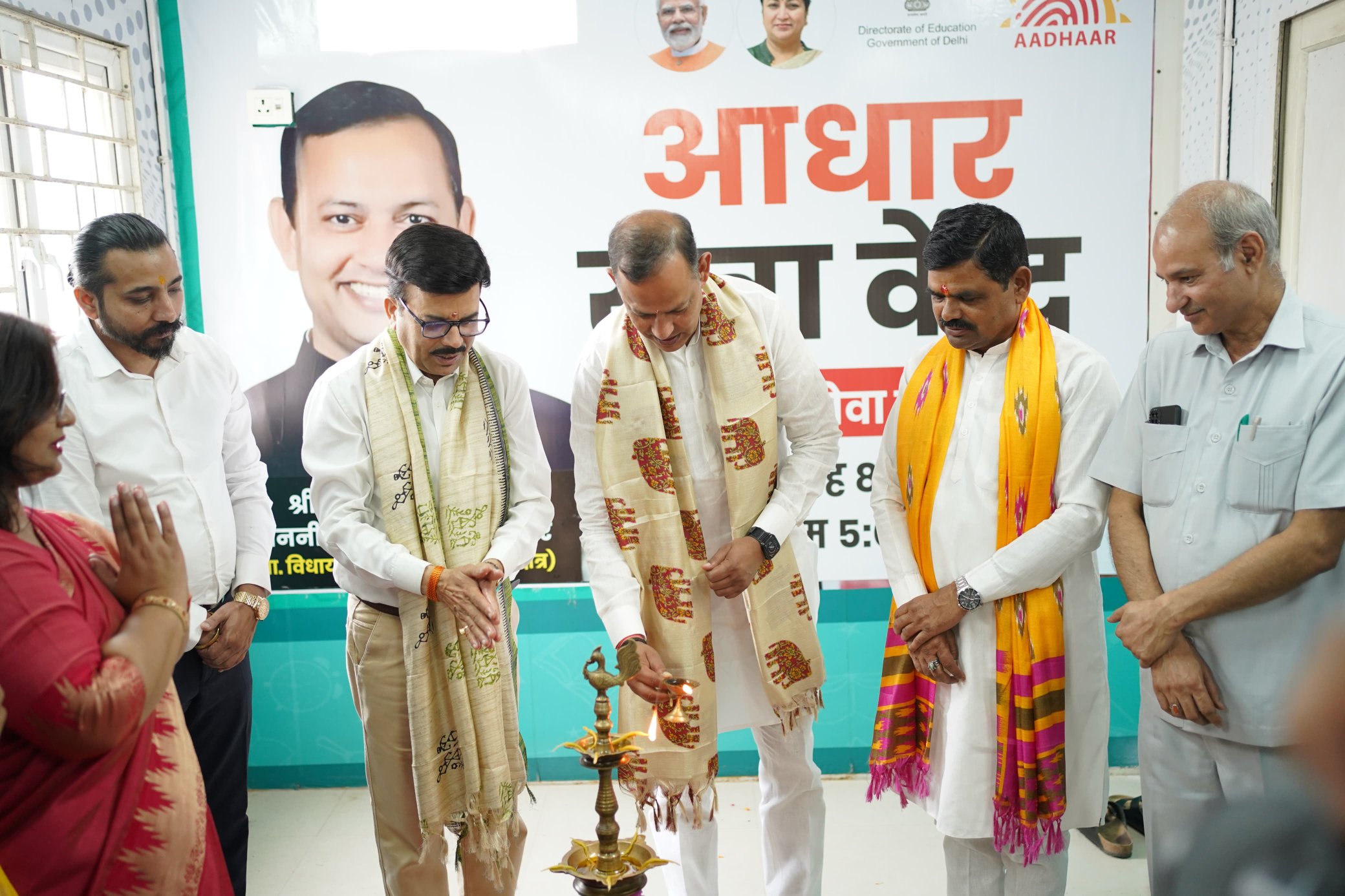 रोहिणी सेक्टर-20 स्थित सरस्वती कन्या विद्यालय में आधार सेवा केंद्र का शुभारंभ  करते मंत्री रविंद्र इंद्राज