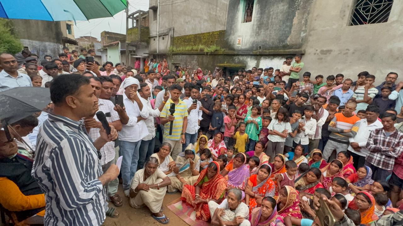 ग्रामीणों को संबोधित करते सुदेश महतो