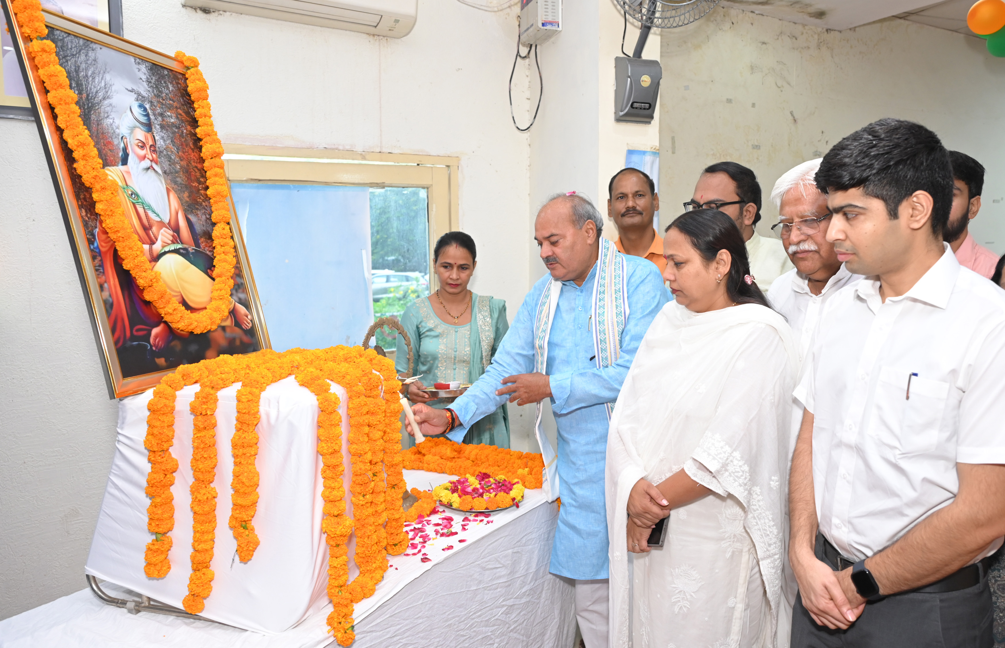 महर्षि वाल्मीकि को पुष्प अर्पित करते हुए विधायक लक्ष्मण सिंह यादव।
