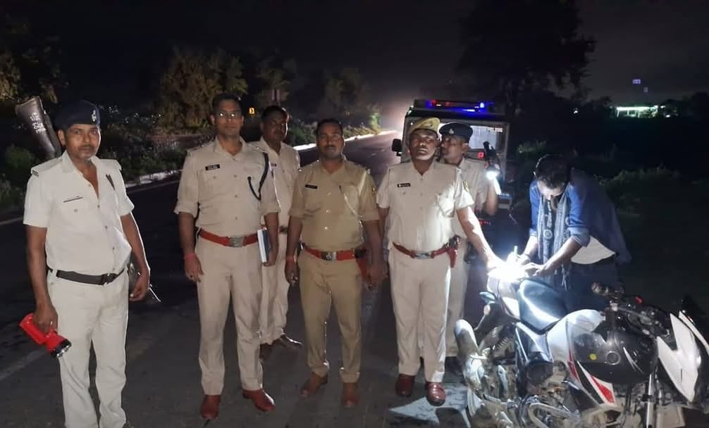 दरभंगा: जांच करते पुलिस प्रशासन।